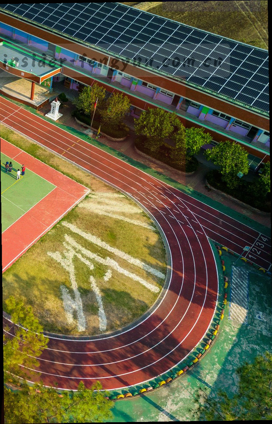竖向手持设备版式示意，顶部轮次滑块轨道用青柠色高亮，下方为场次列表